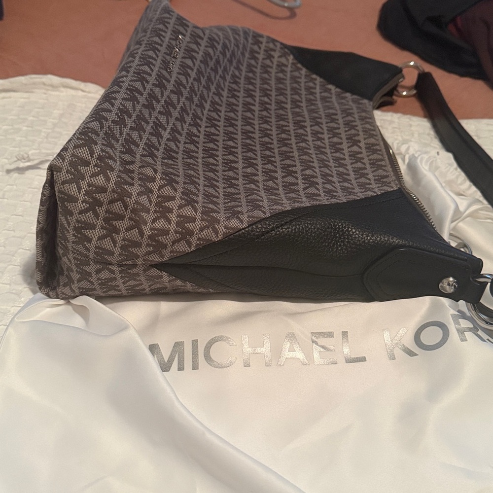 Michael Kors Aria Large Logo Jacquard Shoulder - Silver - Picture 4 of 9